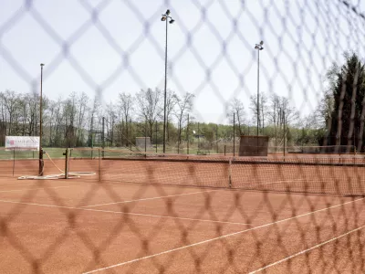 - &Scaron;martno pod &Scaron;marno goro &ndash; zaprto teni&scaron;ko igri&scaron;če - tenis- 18.04.2020 &ndash; Epidemija Koronavirus COVID-19 v Sloveniji &ndash; rahljanje ukrepov vlade - od, 20.4., dovoljene &scaron;portno-rekreativne storitve na prostem, v &scaron;portnih objektih na prostem in na povr&scaron;inah za &scaron;port v naravi ob ohranjanju varne razdalje do drugih.//FOTO: Matjaž Ru&scaron;t