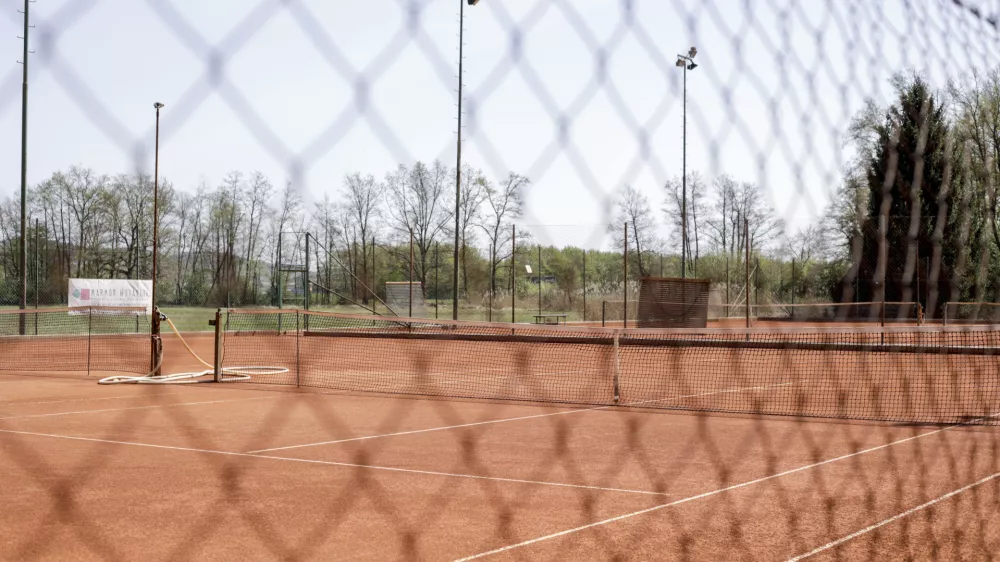 - &Scaron;martno pod &Scaron;marno goro &ndash; zaprto teni&scaron;ko igri&scaron;če - tenis- 18.04.2020 &ndash; Epidemija Koronavirus COVID-19 v Sloveniji &ndash; rahljanje ukrepov vlade - od, 20.4., dovoljene &scaron;portno-rekreativne storitve na prostem, v &scaron;portnih objektih na prostem in na povr&scaron;inah za &scaron;port v naravi ob ohranjanju varne razdalje do drugih.//FOTO: Matjaž Ru&scaron;t