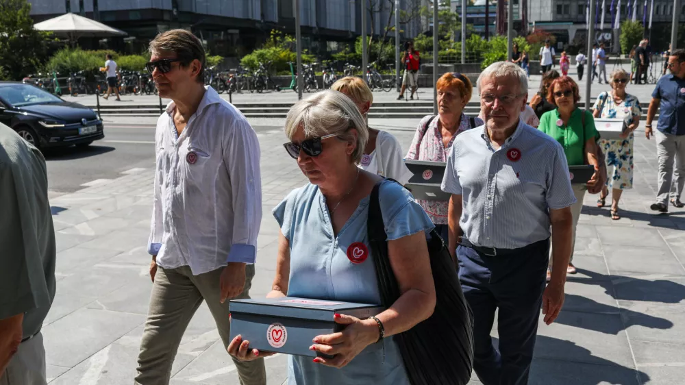 - Dušan Keber., - Igor Pribac, - 17.07.2023 - avtorji zakona o pomoči pri prostovoljnem končanju življenja so oddali zbrane podpise volivcev in volivk v zakonodajni postopek; - predlog zakona o dolgotrajni oskrbi,- Evtanazija //FOTO: Bojan Velikonja