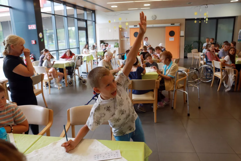 Otroci v trnovskem domu starejših