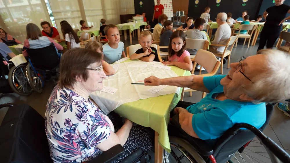 Otroci v trnovskem domu starejših