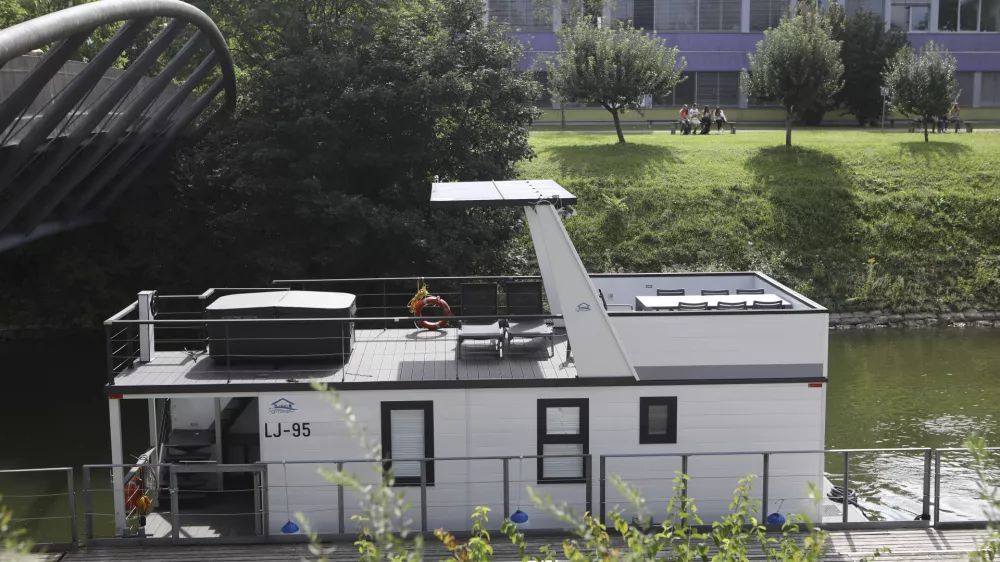 04.09.2023 - Grubarjev kanal - Plavajoča hiškaFoto: Luka Cjuha