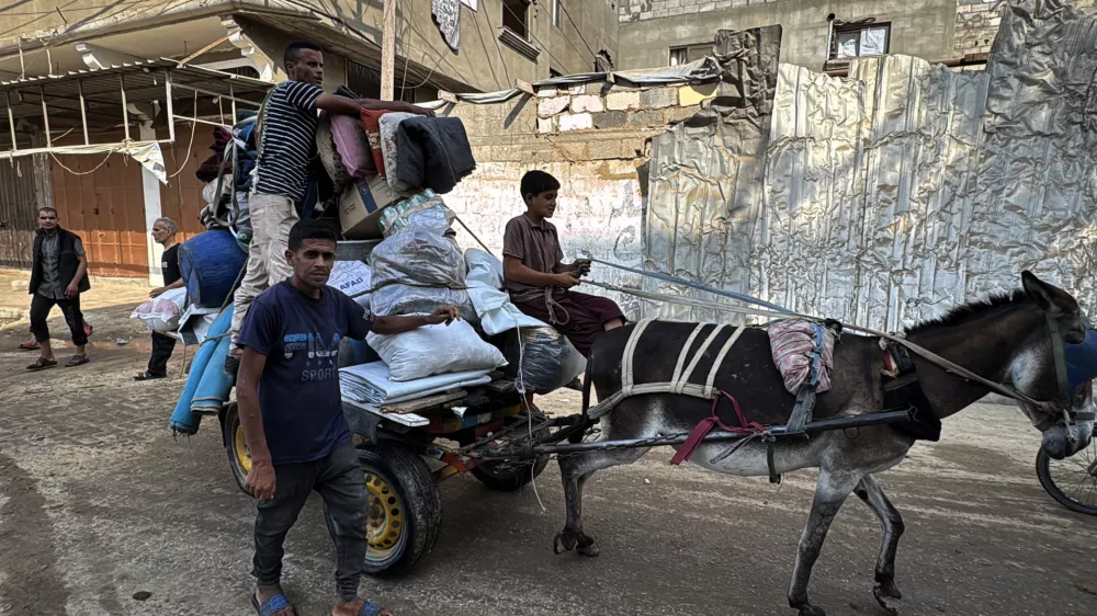 21 July 2025, Palestinian Territories, Dair El-Balah: Palestinian residents flee from Deir El-Balah toward areas they believe to be safer, carrying their belongings, after the Israeli army issued evacuation orders for the area. Photo: Ahmed Ibrahim/APA Images via ZUMA Press Wire/dpa
