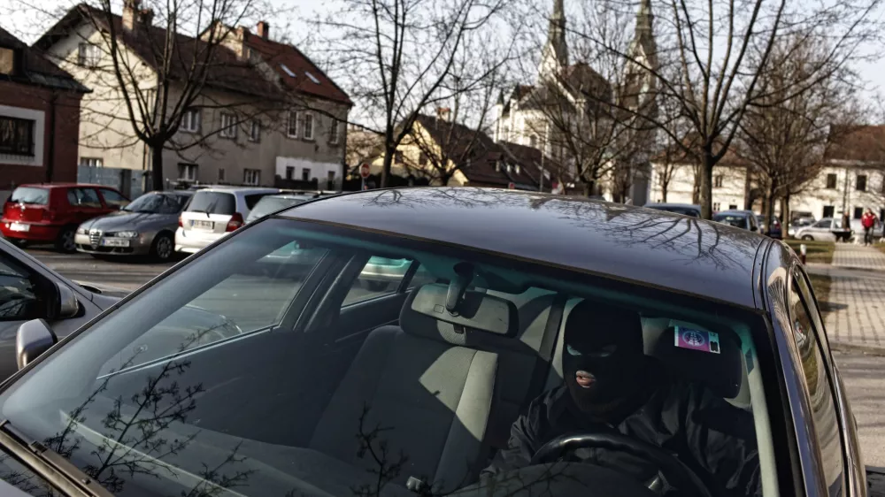 - Vlamljanje v avtomobil, kraja avtomobila, kraja registerskih tablic, kriminal, lopov, tatFOTO: JAKA GASAR / NEDELJSKI
