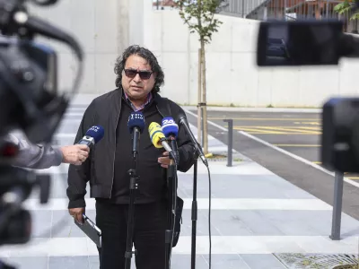 Jožek Horvat Muc- 19.09.2024 - V Kulturnem domu v Škocjanu je bila seja Medresorske vladne komisije za urejanje položaja Romov, medtem bo pred kulturnim domom tudi protestni shod//FOTO: Jaka Gasar