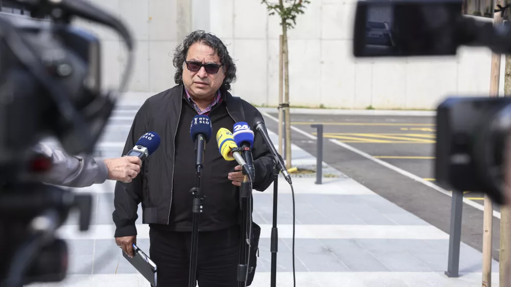 Jožek Horvat Muc- 19.09.2024 - V Kulturnem domu v Škocjanu je bila seja Medresorske vladne komisije za urejanje položaja Romov, medtem bo pred kulturnim domom tudi protestni shod//FOTO: Jaka Gasar