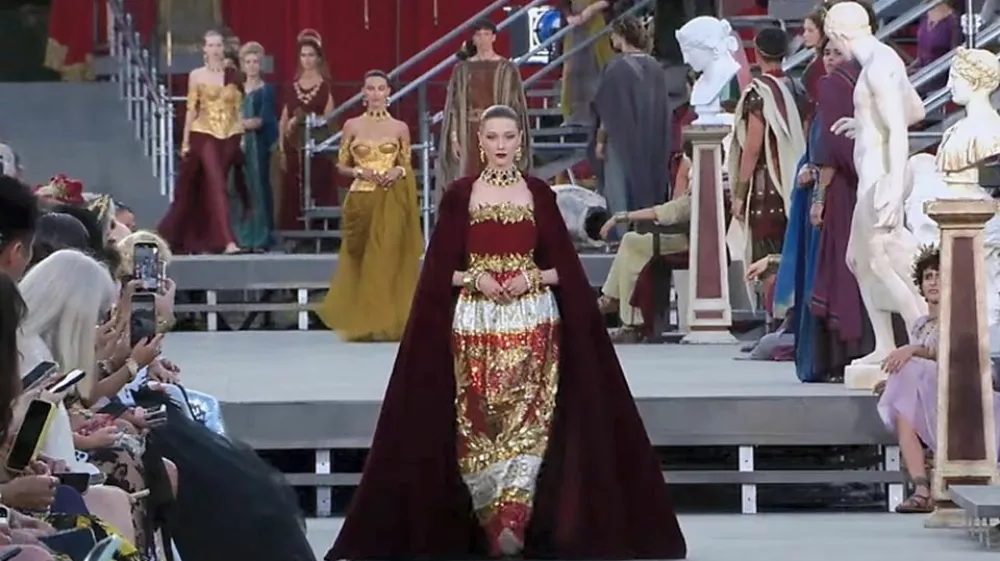 Dolce in Gabbana sta svojo najnovejšo predstavitev kolekcije Alta Moda predstavila kar v rimskem forumu. F press Dolce&Gabbana 