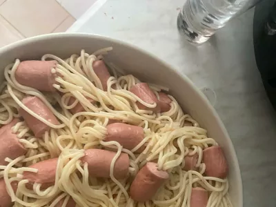 Anže Logar, Facebook, hrana špageti hrenovke