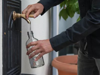 ﻿- simbolična fotografija - polnjenje steklenice Mestnega muzeja, ki se imenuje Muzejska voda – voda za prihodnost, z muzejsko vodo v Mestnem muzeju v Ljubljani.- 23.06.2015 - Razstava z naslovom VODA/WATER v Mestnem muzeju - prikazan pomen vode za preživetje, njena vloga v naravnem vodnem krogu in v ekologiji//FOTO: Maja Marko