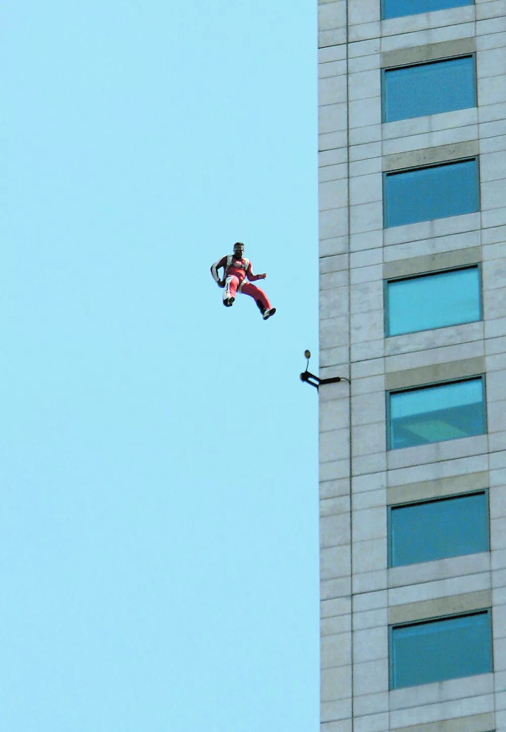 Austrian stuntman Felix Baumgartner, 36, successfully parachutes off Mexico City's highest skyscraper, Monday, Jan. 30, 2006, in Mexico City. Baumgartner launched himself off the 225-meter (738-foot) Torre Mayor, a building located on Mexico City's main Reforma Avenue whose constructors claim is Latin America's tallest skyscraper. (AP Photo/Eduardo Verdugo)------6k