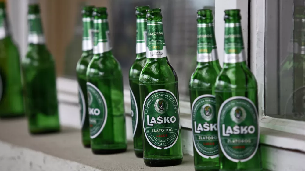 ﻿- Zlatorog Laško pivo - steklenica - alkoholna pijača - ilustrativna fotografija 2013 - alkohol, žganje, alkoholna - žgana pijača, alkoholizem, anonimni alkoholik, protialkoholik, abstinenca, odvisnost od alkohola - pijanec - pijančevanje//FOTO: Luka Cjuha