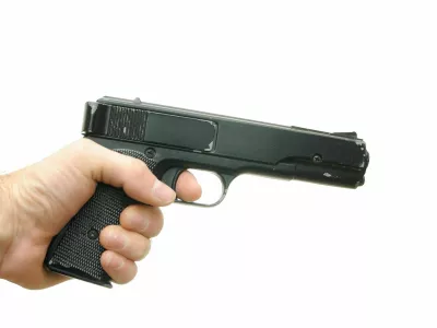 pištola v rokah moškega