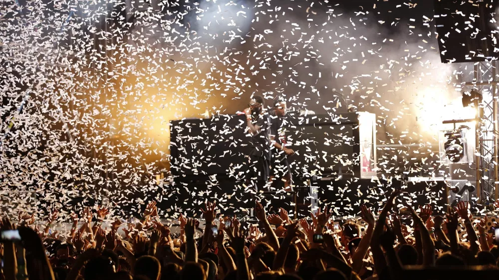 Zabava simbolična fotografija.