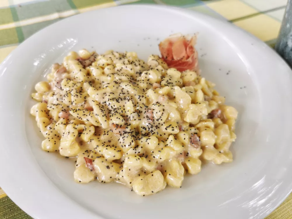 Špecli s pikantnim sirom, Gostilna Koršič