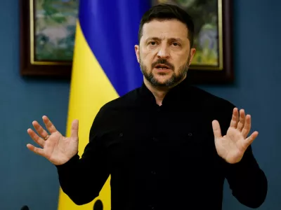 FILE PHOTO: Ukraine's President Volodymyr Zelenskiy speaks during a press briefing following phone calls with U.S. President Donald Trump, amid Russia's attack on Ukraine, in Kyiv, Ukraine, May 19, 2025. REUTERS/Thomas Peter/File Photo