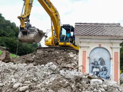 - v plazu zasuta kapelica.- Črna pri Kamniku - odpravljanje posledic poplav – sanacija škode -- PREGLED LETA 2023  - 08.08.2023 – najhujša naravna ujma v zgodovini Slovenije - prizadeti dve tretjini države - ujma - poplave – zemeljski plazovi – //FOTO: Bojan Velikonja