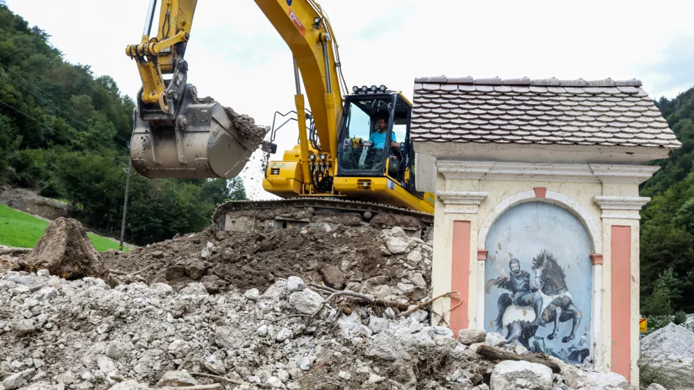 - v plazu zasuta kapelica.- Črna pri Kamniku - odpravljanje posledic poplav – sanacija škode -- PREGLED LETA 2023  - 08.08.2023 – najhujša naravna ujma v zgodovini Slovenije - prizadeti dve tretjini države - ujma - poplave – zemeljski plazovi – //FOTO: Bojan Velikonja