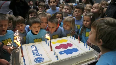 ﻿torta- 12.11.2013 - prodajna razstava UNICEF Punčke iz cunj ob 10. obletnici Punčk iz cunj, //FOTO: Bojan Velikonja