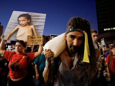 A demonstrator carries a sack of flour, during a protest demanding an end to the war in Gaza and the release of all hostages, in Tel Aviv, Israel, July 22, 2025. REUTERS/Ammar Awad   TPX IMAGES OF THE DAY / Foto: Ammar Awad