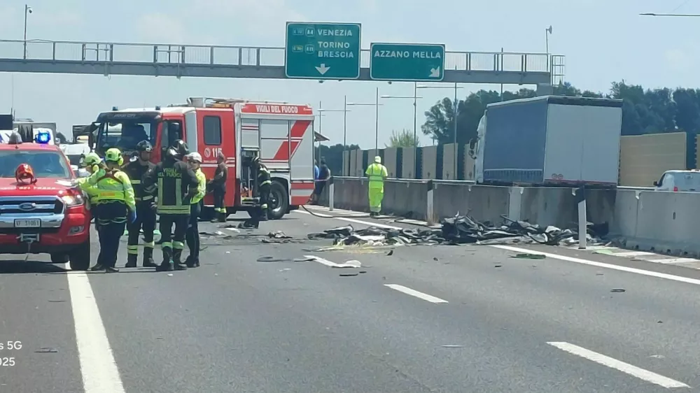 Ultralahko letalo je strmoglavilo na avtocesto v Brescii v Italiji. 