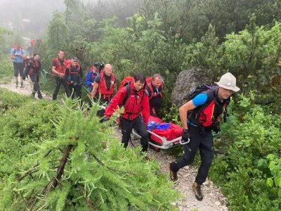 Predvčerajšnjim so pomagali planincu, ki si je pri sestopu s Triglava zlomil nogo. F GRZS