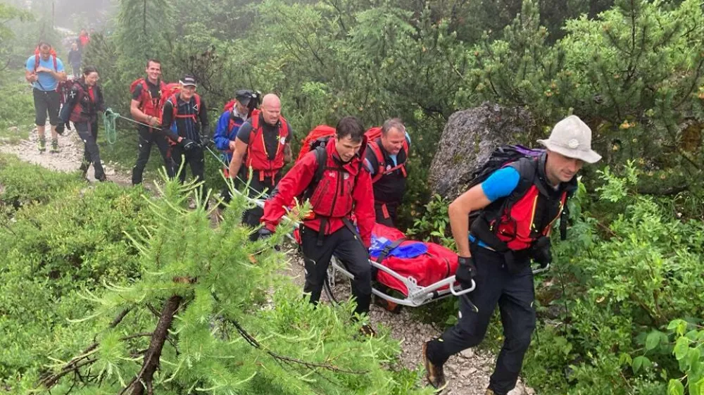 Predvčerajšnjim so pomagali planincu, ki si je pri sestopu s Triglava zlomil nogo. F GRZS
