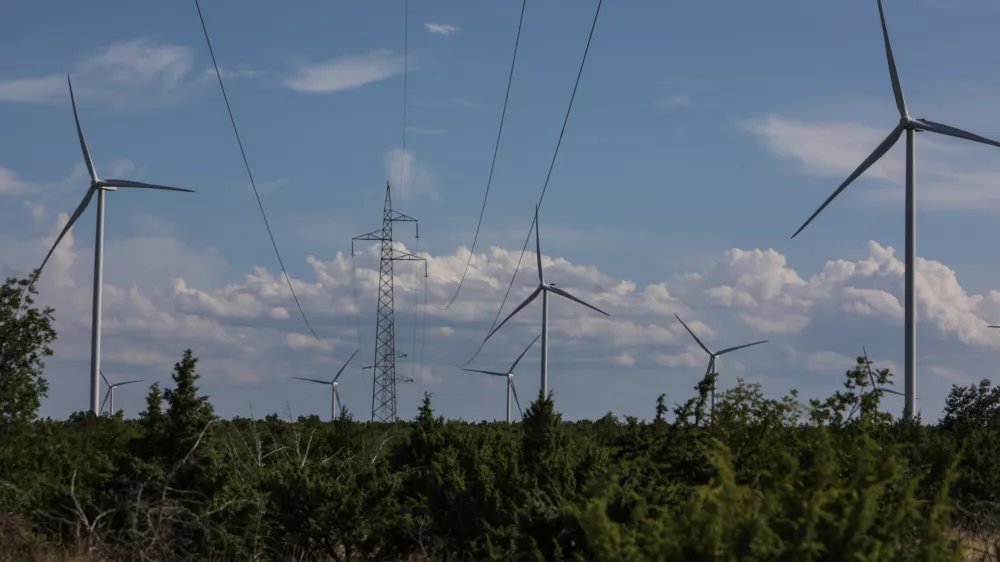 - Vetrna elektrarna, obnovljivi viri energije. - 24.07.2024. - Vetrna elektrarna Pađene v bližini Knina na Hrvaškem je največja vetrna elektrarna na Hrvaškem.//FOTO: Bojan VelikonjaOPOMBA: ZA OBJAVO V OBJEKTIVU!!!!