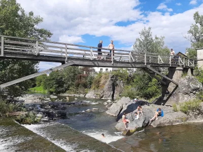 Kopanje v Poljanski Sori je odsvetovano