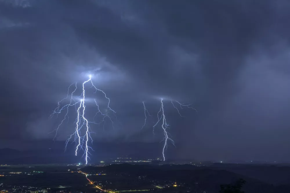 Meteoinfo Slovenija, strela, Kamnik, neurje / Foto: Domen Svetlin