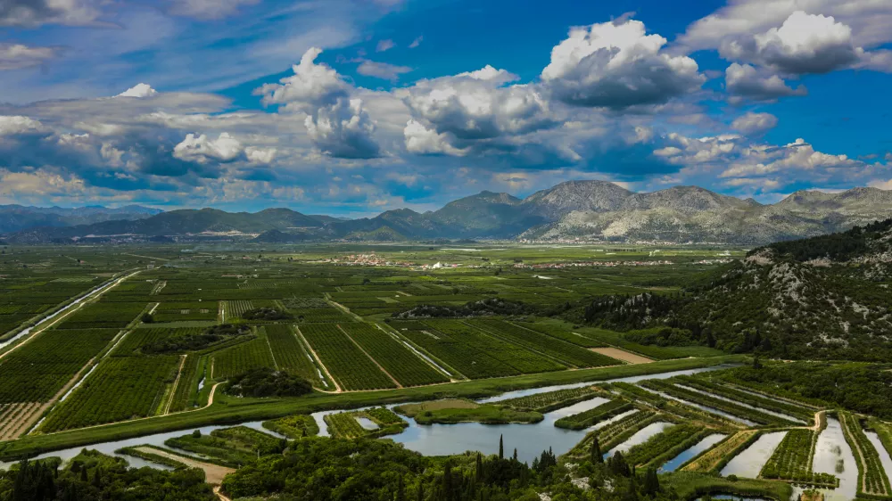 - Na poti od Ploč proti Neumu.- Dolina Neretve.Hrva&scaron;ka- 27.05.2025. - Reportaža o Jadranski magistrali ob 60. obletnici izgradnje in 70. obletnici začetka gradnje.- Jadranska magistrala, cesta, hrva&scaron;ka obala.OPOMBA: ZA OBJAVO V OBJEKTIVU!//FOTO: Bojan Velikonja / Foto: Bojan Velikonja