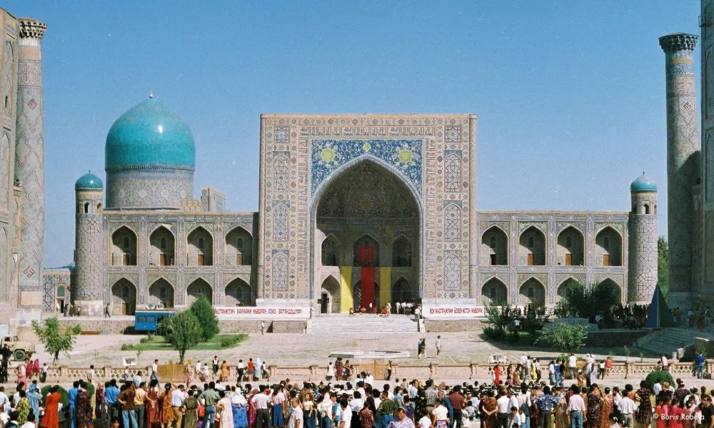 Praznovanje druge obletnice samostojnosti Uzbekistana na glavnem trgu v Samarkandu. / Foto: Arhiv Borisa Kobeje
