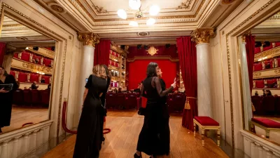 Ikonično milansko gledališče Teatro alla Scala je sprožilo pravo malo modno vojno proti – japonkam. / Foto: Profimedia