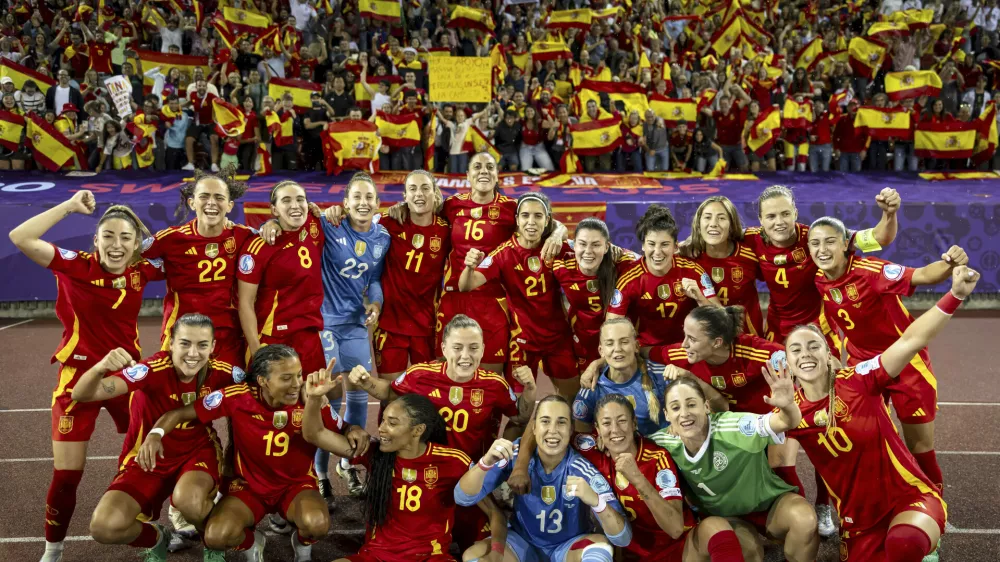 Spain's team cheers after winning the Women's Euro 2025 semifinal soccer match between Germany and Spain at the Letzigrund stadium in Zurich, Switzerland, Wednesday, July 23, 2025. (Michael Buholzer/Keystone via AP)