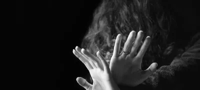 Zamisel se je porodila v Južni Afriki, kjer je nasilje nad ženskami zelo pogosto.