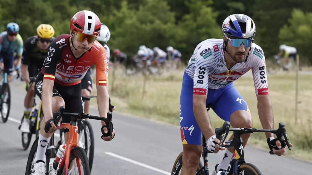 Cycling - Tour de France - Stage 17 - Bollene to Valence - Bollene, France - July 23, 2025 Ineos Grenadiers' Carlos Rodriguez and Red Bull - BORA - Hansgrohe's Gianni Moscon in action with riders during stage 17 REUTERS/Benoit Tessier