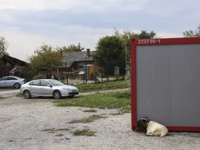 - romsko naselje Dobruška vas - romski vrtec- 19.09.2024 - V Kulturnem domu v Škocjanu je bila seja Medresorske vladne komisije za urejanje položaja Romov, medtem bo pred kulturnim domom tudi protestni shod//FOTO: Jaka Gasar