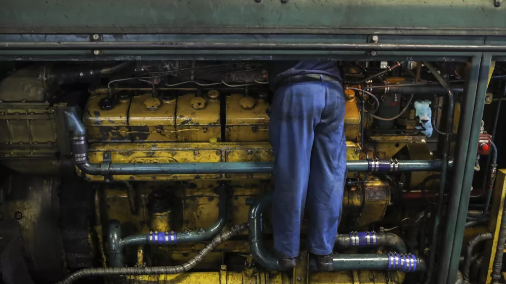 ﻿- simbolična fotografija - - 03.07.2019 – Slovenske železnice (SŽ) – Vleka in tehnika d.o.o. - Center za servis vlakov v Ljubljani – podjetje za vzdrževanje železniških vozil, vleko in tehničnovagonsko dejavnost – Zaloška cesta 217 - vlak, vagon, lokomotiva //FOTO: Jaka GasarOPOMBA: REPORTAŽA O VZDRŽEVANJU LOKOMOTIV / Foto: Jaka Gasar