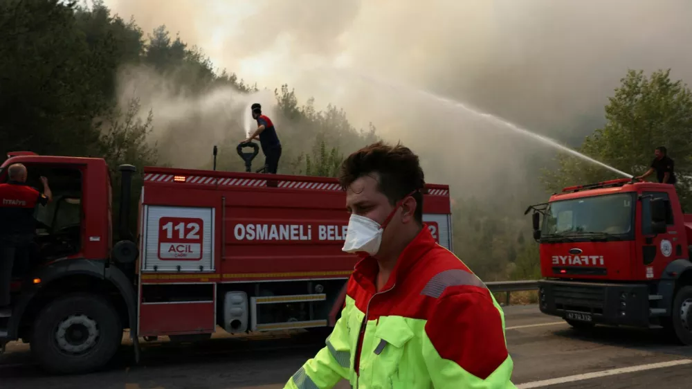 Firefighters respond to a wildfire near Osmaneli in the western Bilecik province, Turkey, July 24, 2025. REUTERS/Dilara Senkaya