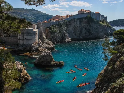 Pogled na zahodno pristanišče Dubrovnika in starodavno mestno obzidje (Foto: Shutterstock)