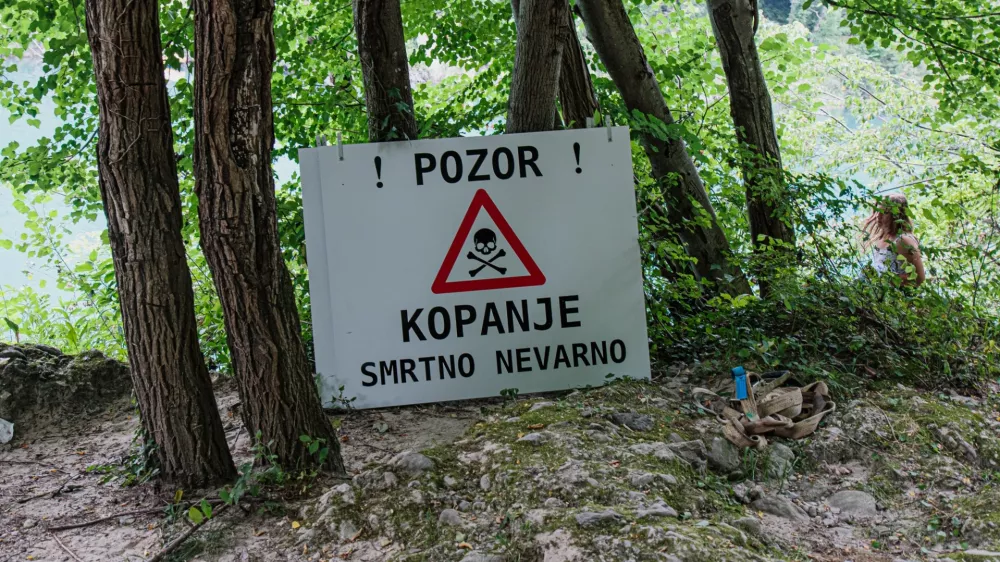 ﻿Soča, Solkan, opozorilne table za kopalce o nevarnem odseku