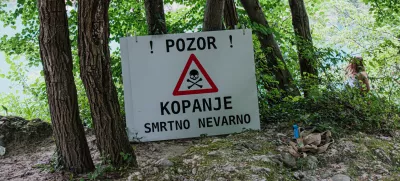 ﻿Soča, Solkan, opozorilne table za kopalce o nevarnem odseku