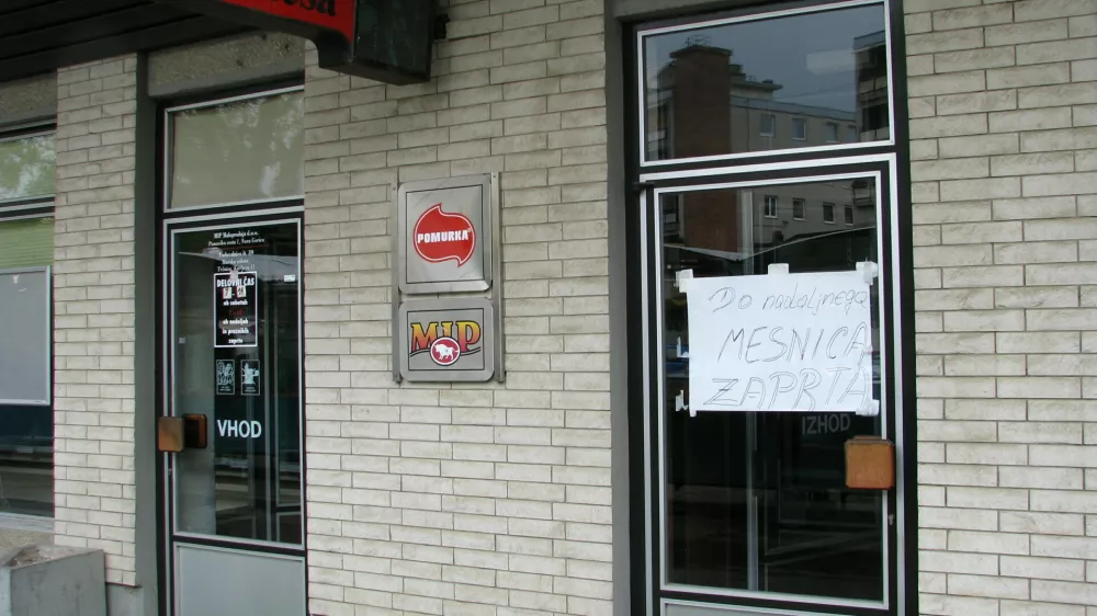 Do nadalnjega mesnica zaprta, piše na vratih ski farmi Podgrad, se bo po prvomajskih praznikih prišel stečajni postopek še v družba Pomurka International in Pomurka reja, vse v lasti propadlega družinskega imperija Vojteha Volka. 