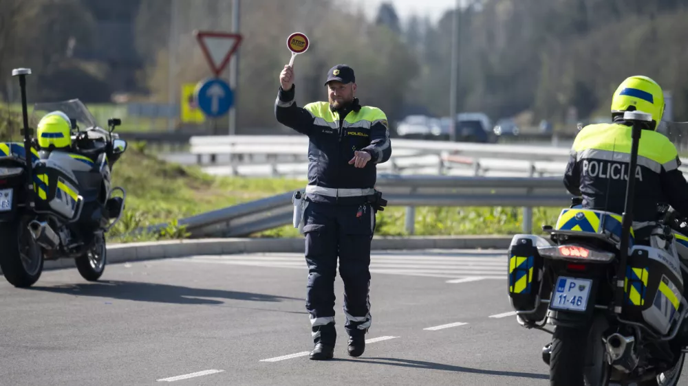 prometni nadzorpolicija - simbolična fotografijaprometna policijavarnost v prometupolicija na motorjihmotoristična policijaprehitri voznikiavtocestna policija08.04.2025 Policijski nadzor, počivališče PovodjeFOTO: Nik Erik Neubauer