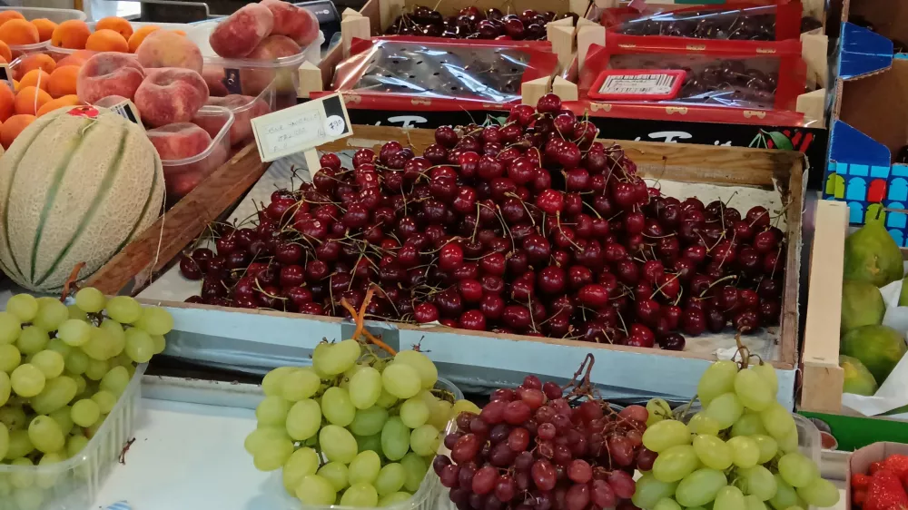 Češnje, ljubljanska tržnica, sadje, branjevec, branjevka.