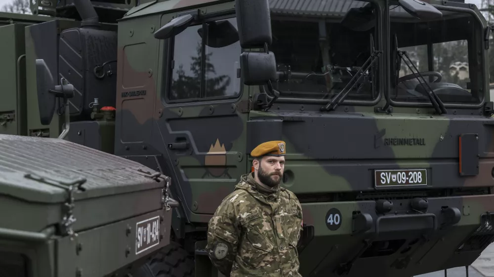 - simbolična fotografija – vojaki SV -- 31.03.2023 – Slovenska vojska (SV) - Vojašnica Ivana Cankarja Vrhnika - obisk predsednice republike v okviru katerega se je seznanila s stanjem pripravljenosti Slovenske vojske v letu 2022, //FOTO: Jaka Gasar