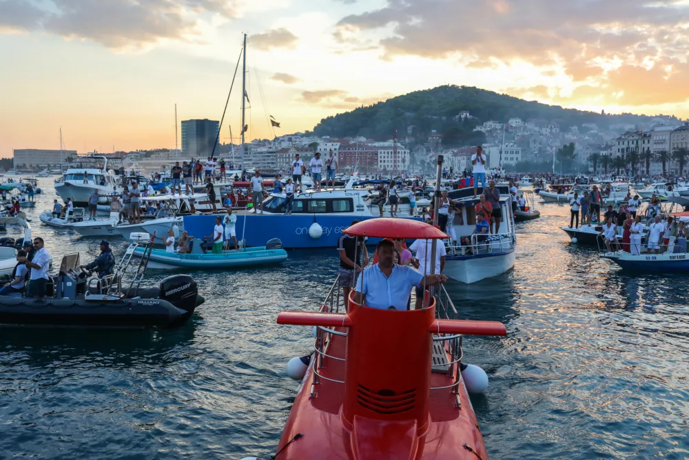 ﻿- splitska Riva s katere so pospremili krsto proti Veli Luki na otok Korčula - - 31.07.2018 - Hrvaška / Split - dan nacionalnega žalovanja zaradi smrti Oliverja Dragojevića, enega velikanov hrvaške popularne glasbe – //FOTO: Jaka Gasar