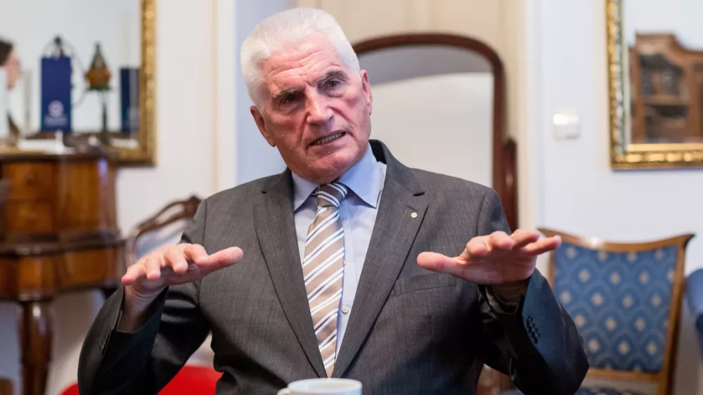 ﻿Dr. Ludvik Toplak - Alma Mater Europaea - ECM v Mariboru je samostojna visokošolska izobraževalna ustanova