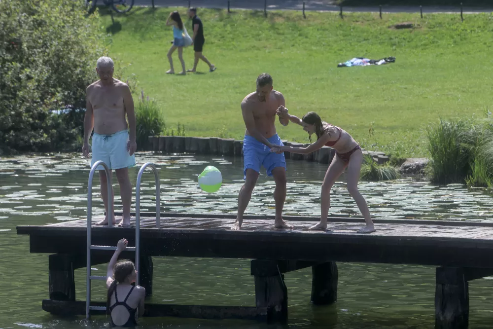 - 21.07.2024 - reportaža Podpeško jezero - poletje, vročina, kopanje, hlajenje, kopalci, obiskovalci, ljudje //FOTO: Jaka Gasar