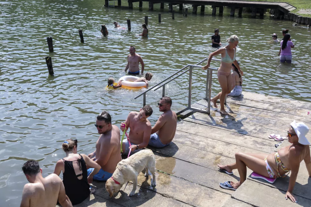 - 21.07.2024 - reportaža Podpeško jezero - poletje, vročina, kopanje, hlajenje, kopalci, obiskovalci, ljudje //FOTO: Jaka Gasar