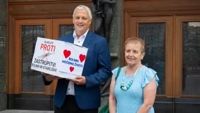 Ljubljana, pred DZ.Prvopodpisana Ales Primc in Milena Miklavcic sta v DZ vlozila vec kot 15.000 podpisov za zacetek postopka za razpis referenduma o pomoci pri prostovoljnem koncanju zivljenja.